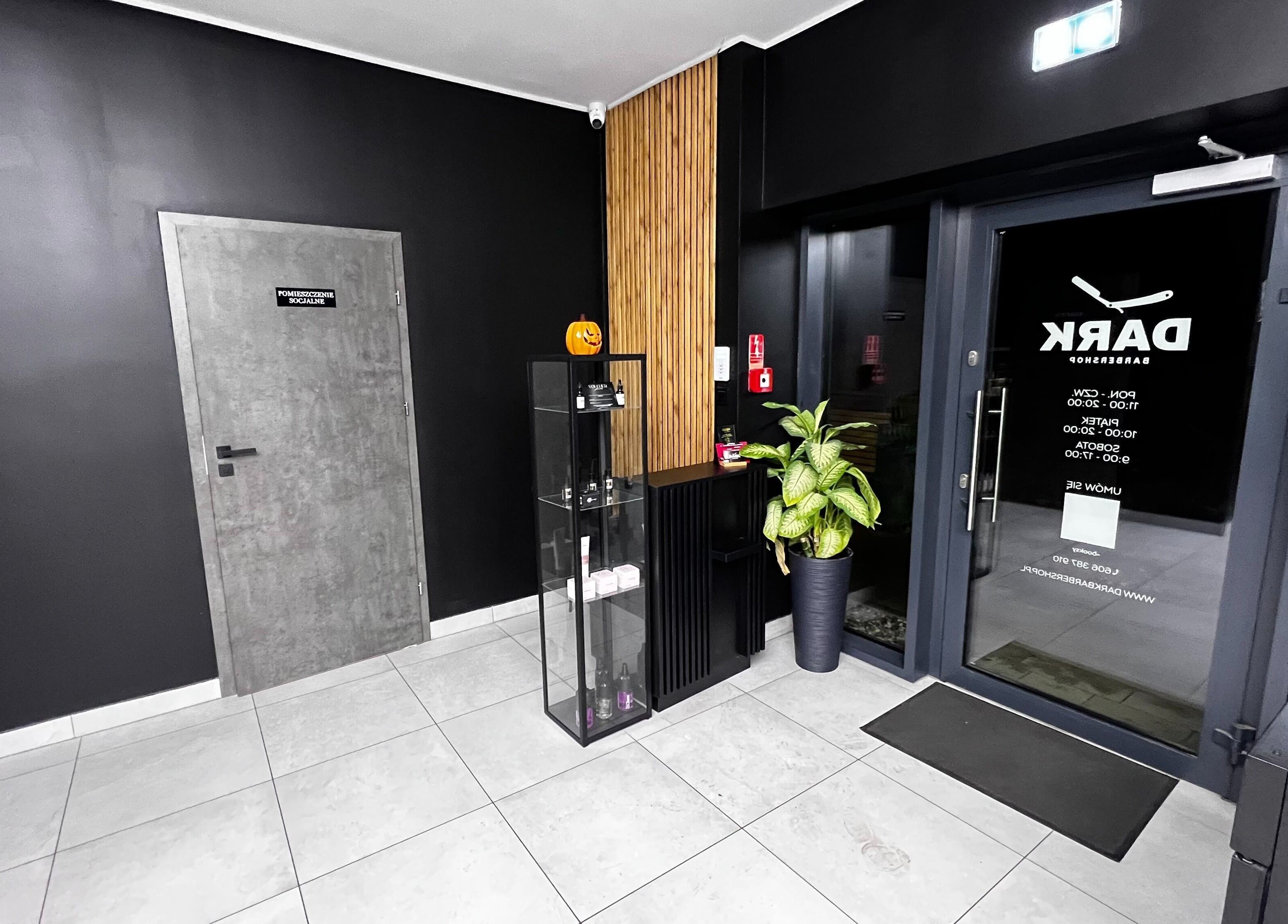 Stylowy przedsionek Patriot Barberletnica w Gdańsk, Województwo Pomorskie, PL z rośliną i dekoracjami.