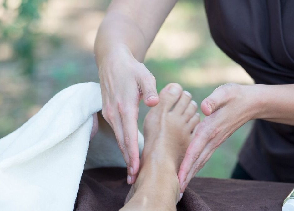 Massage des pieds relaxant à Massage Libération, Romsey, GB, pour un bien-être optimal.