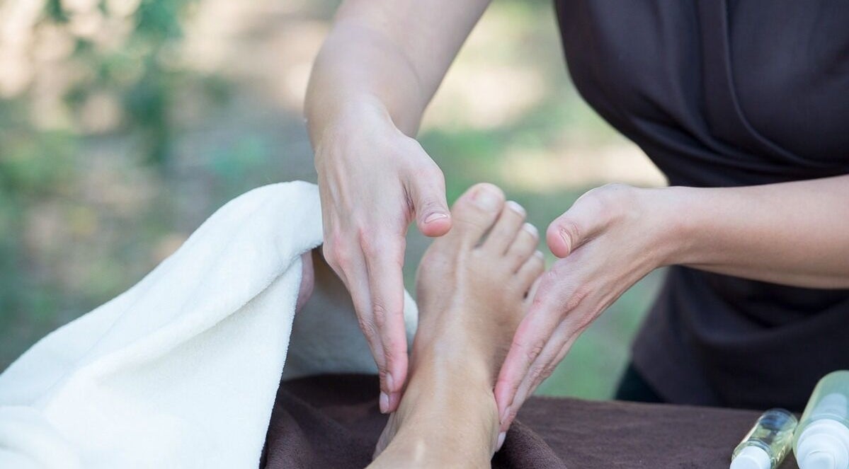 Massage des pieds relaxant à Massage Libération, Romsey, GB, pour un bien-être optimal.