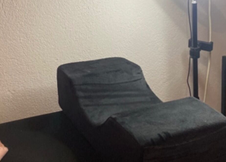 Chaise de relaxation à Le Cocon D’Ema, Laneuveville-lès-lorquin, Grand Est, FR, offrant confort et sérénité.