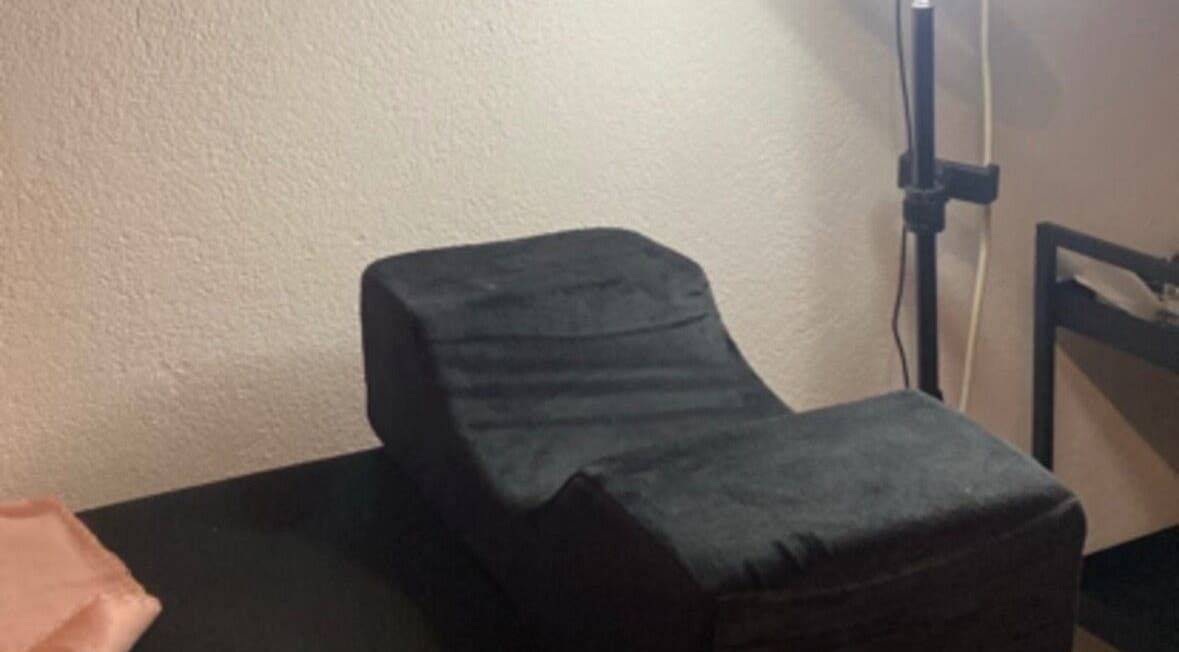 Chaise de relaxation à Le Cocon D’Ema, Laneuveville-lès-lorquin, Grand Est, FR, offrant confort et sérénité.