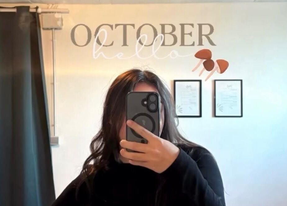 Intérieur du salon Le Cocon D’Ema à Laneuveville-lès-Lorquin, Grand Est, FR, avec décor automnal en arrière-plan.