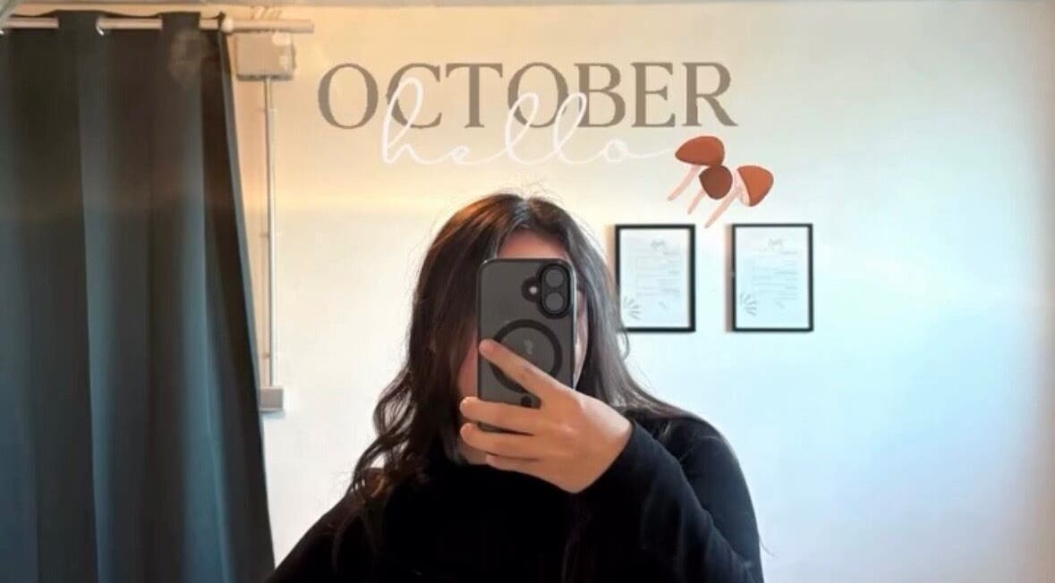 Intérieur du salon Le Cocon D’Ema à Laneuveville-lès-Lorquin, Grand Est, FR, avec décor automnal en arrière-plan.