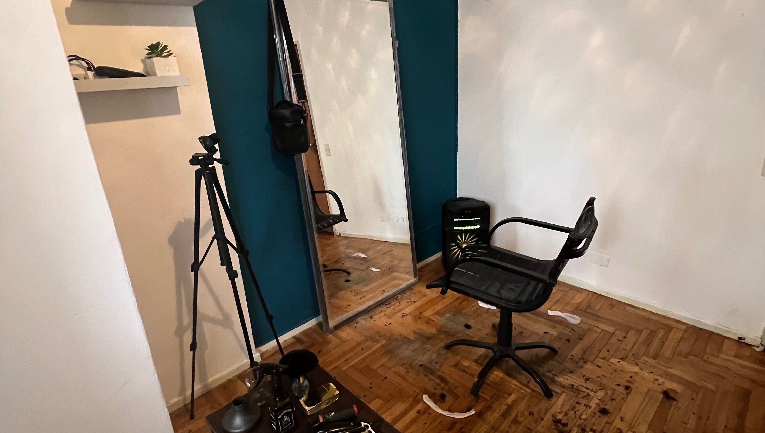 Modern beauty salon room at Lucas Lezcano, Buenos Aires, featuring a mirror and stylish chair.