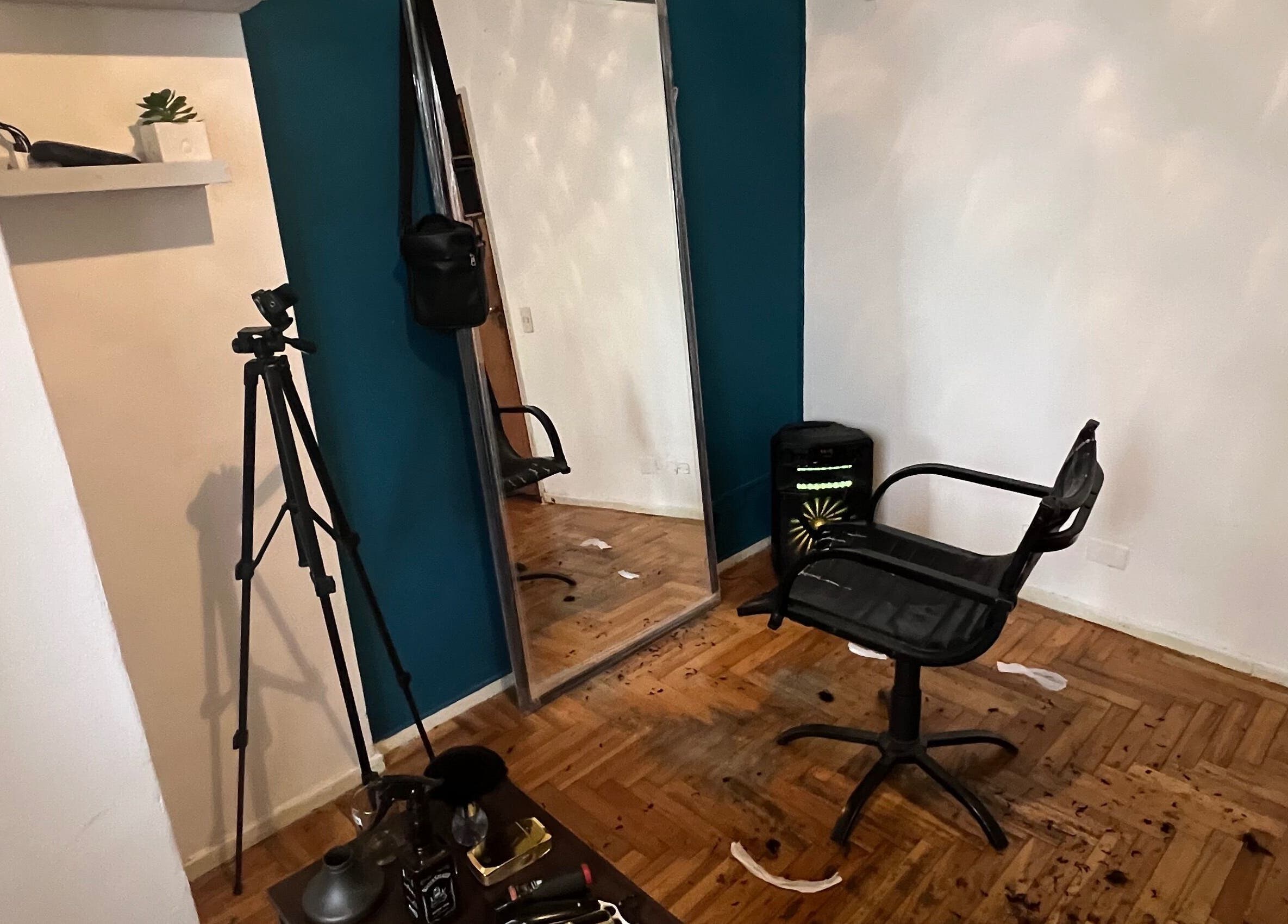 Modern beauty salon room at Lucas Lezcano, Buenos Aires, featuring a mirror and stylish chair.