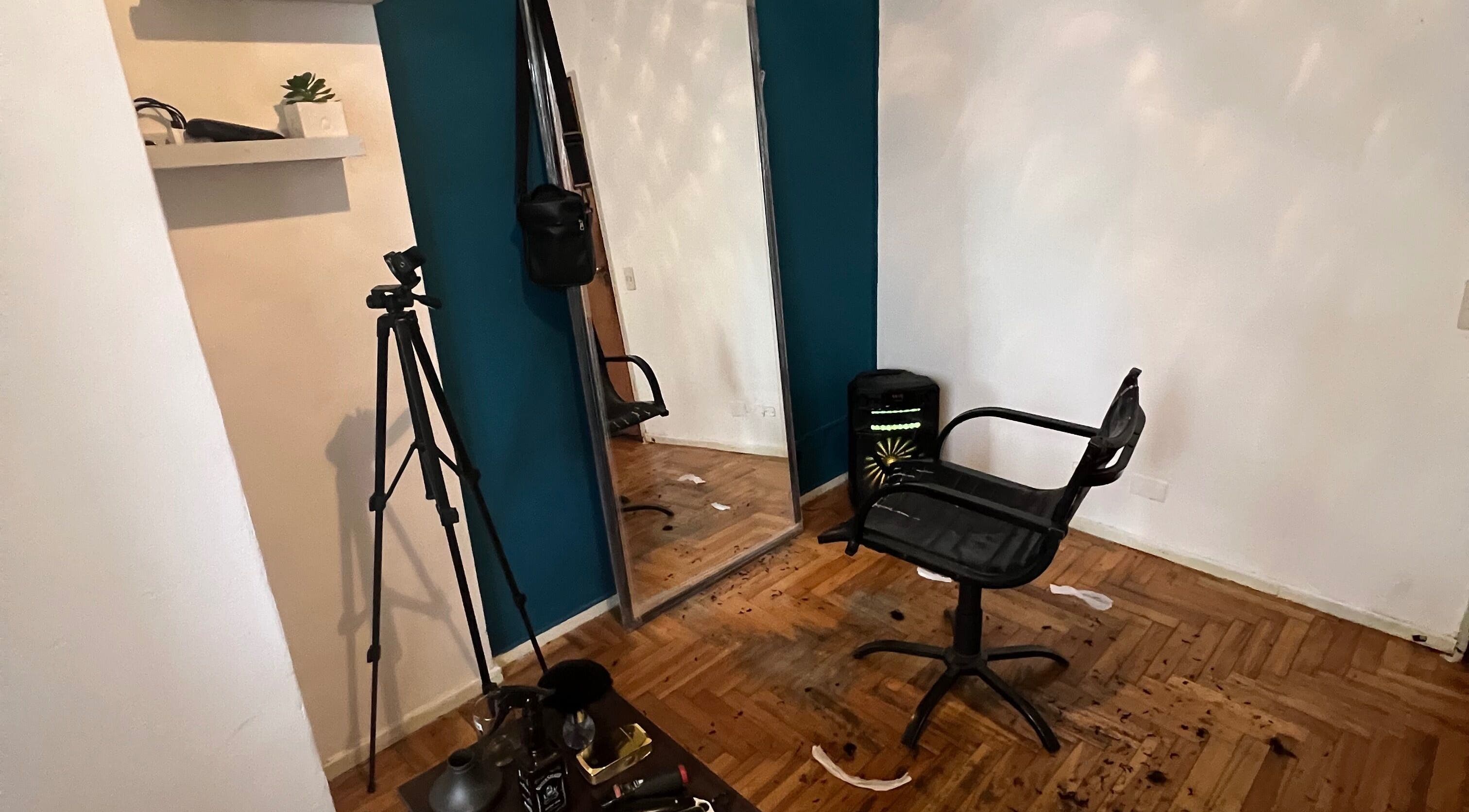 Modern beauty salon room at Lucas Lezcano, Buenos Aires, featuring a mirror and stylish chair.