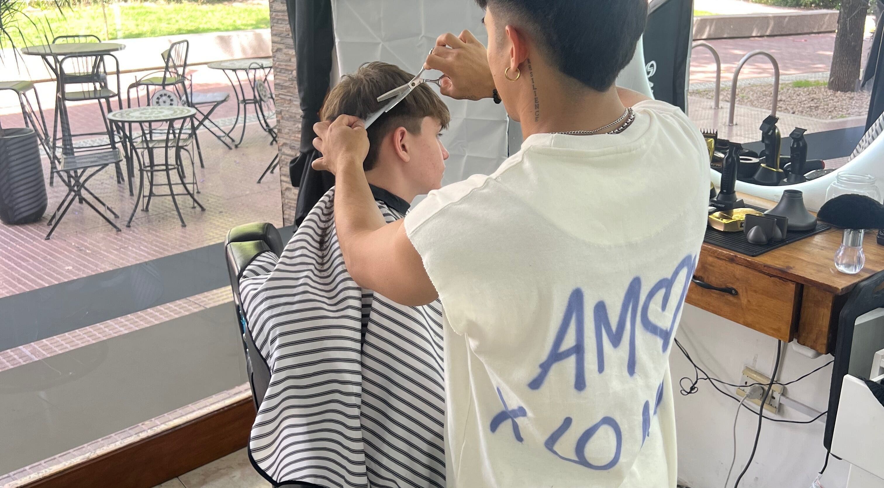 A stylist cutting hair at Lucas Lezcano salon, Buenos Aires, Ciudad Autónoma De Buenos Aires, AR.