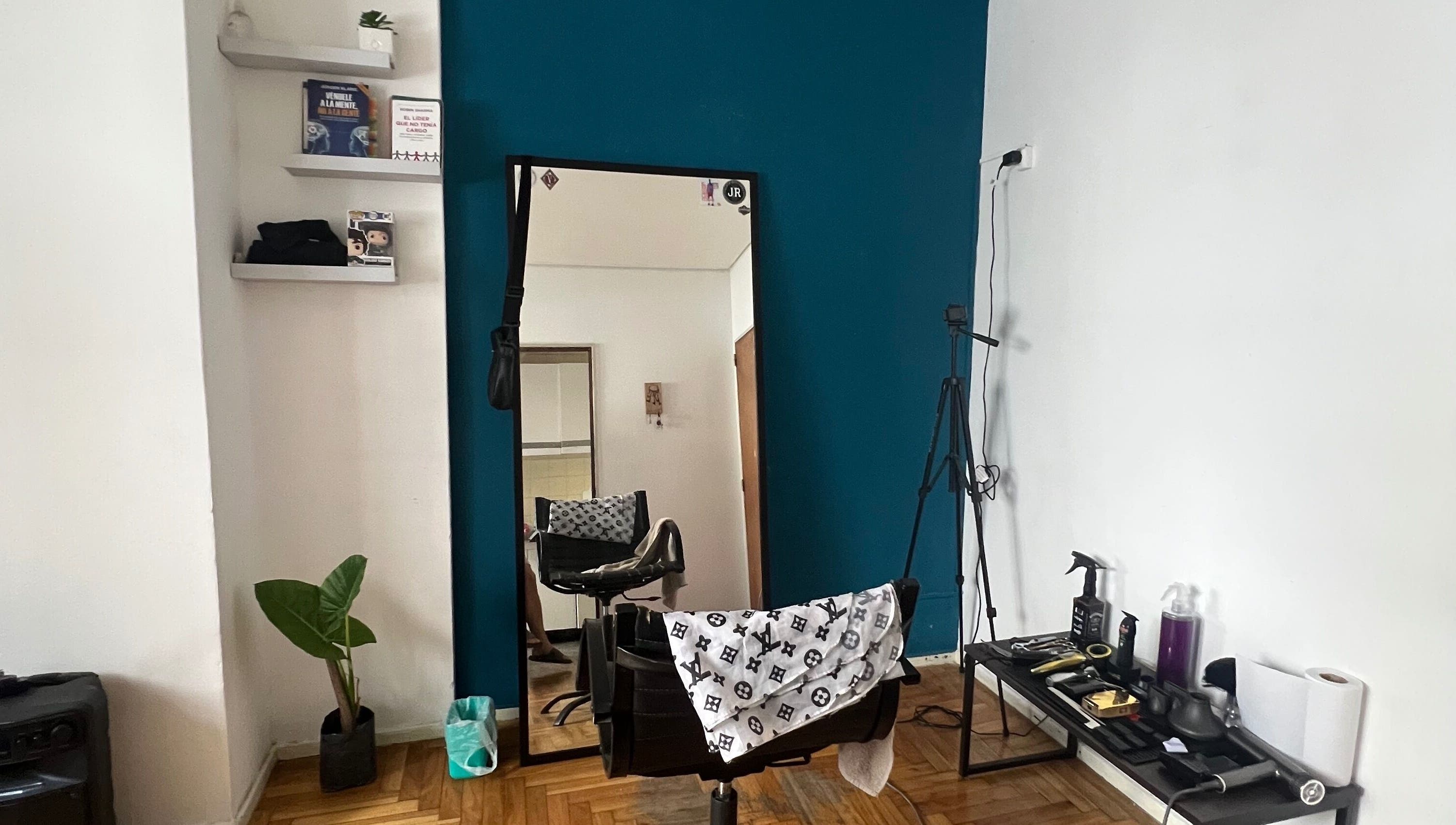 Stylish salon corner at Lucas Lezcano, Buenos Aires with mirror and chic decor for a welcoming ambiance.