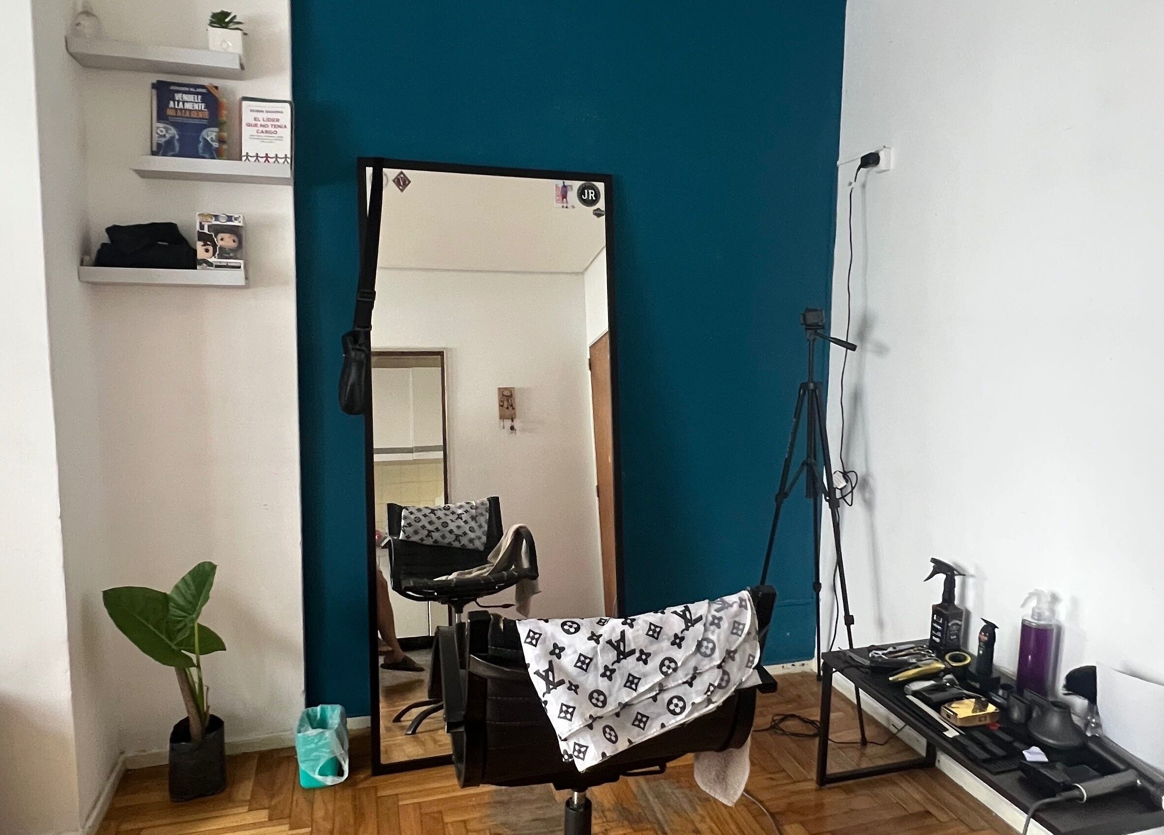 Stylish salon corner at Lucas Lezcano, Buenos Aires with mirror and chic decor for a welcoming ambiance.
