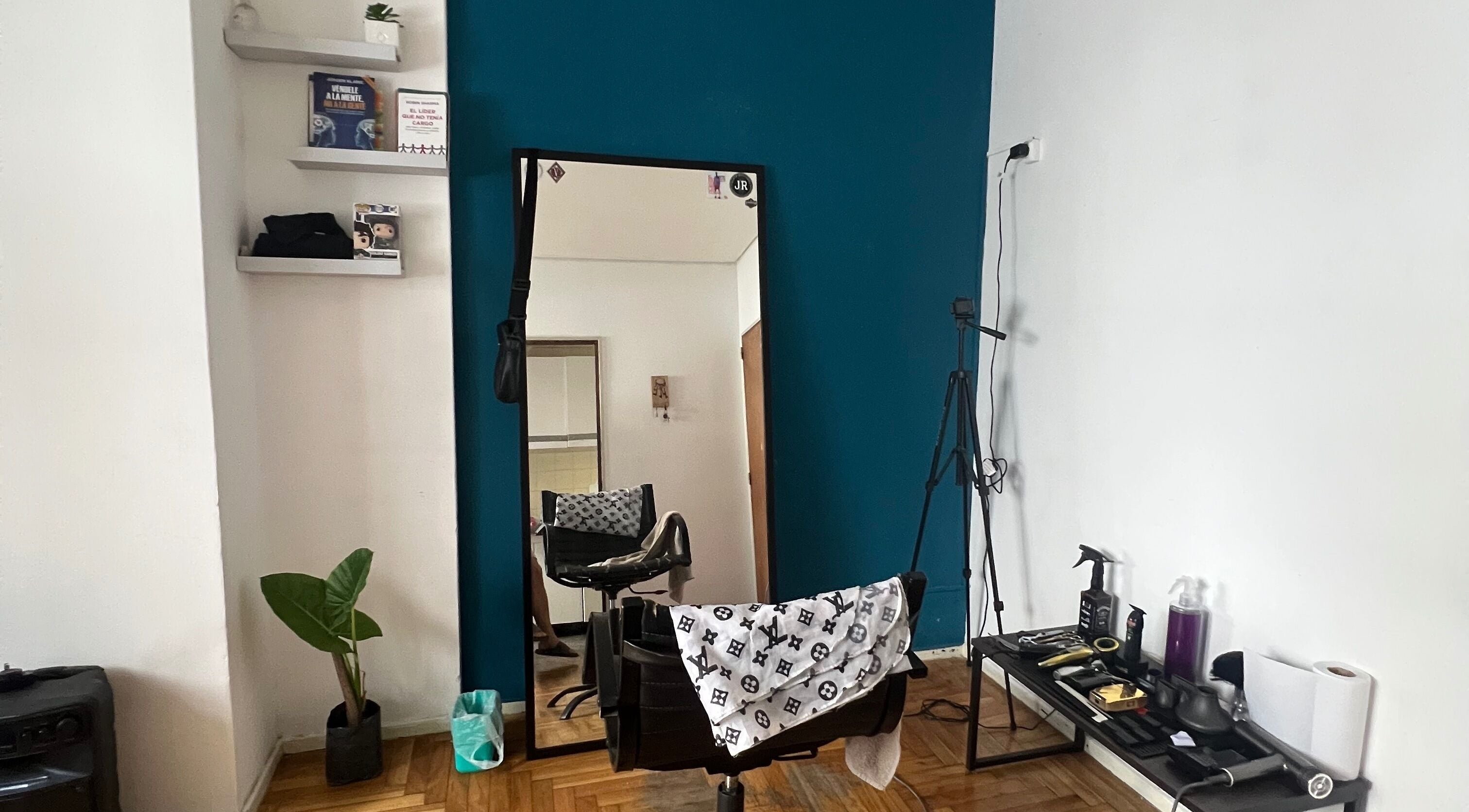 Stylish salon corner at Lucas Lezcano, Buenos Aires with mirror and chic decor for a welcoming ambiance.