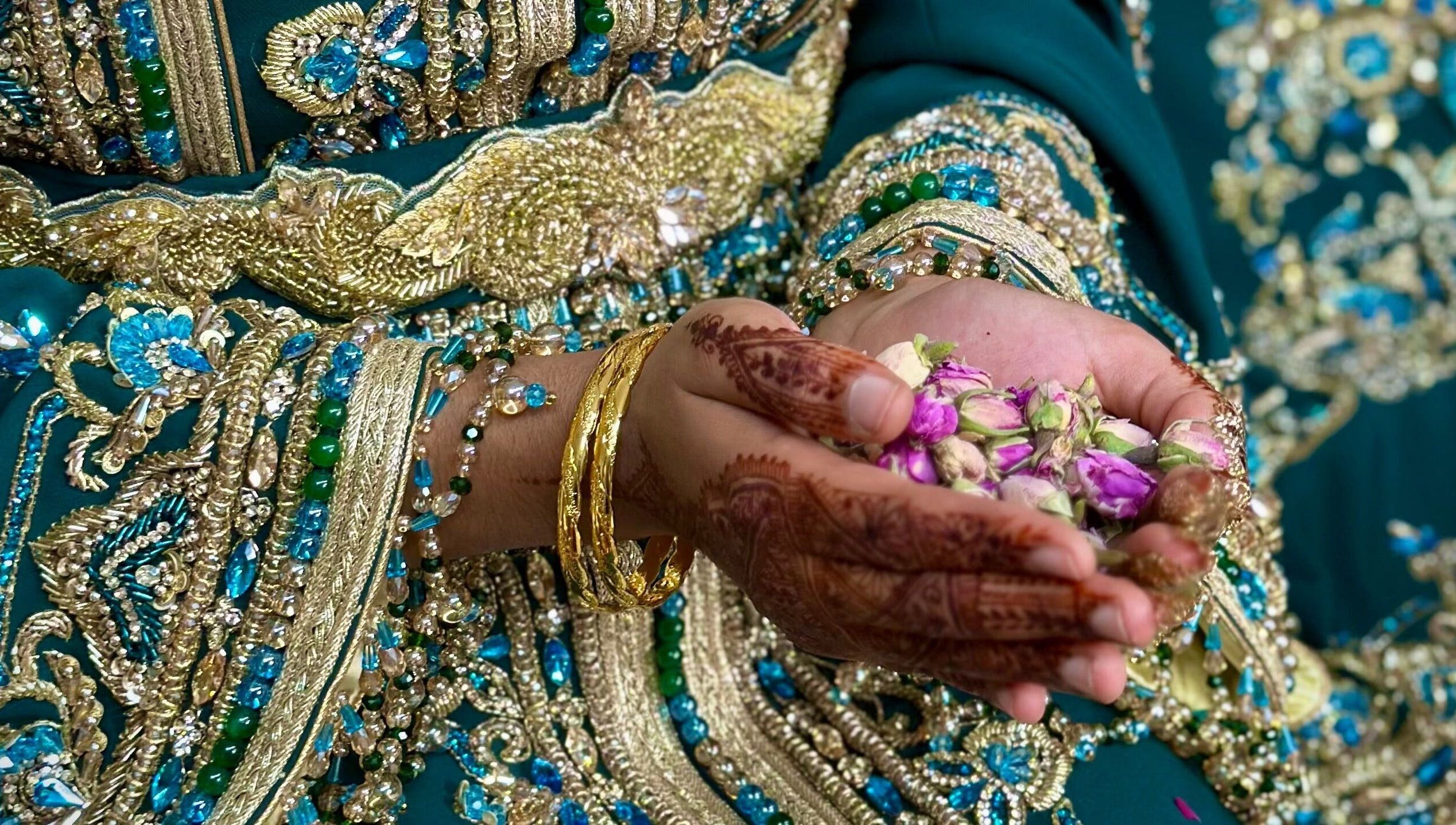 Main décorée de henné avec bijoux à HENNA LY69N, Lyon, Auvergne-rhône-alpes, FR.
