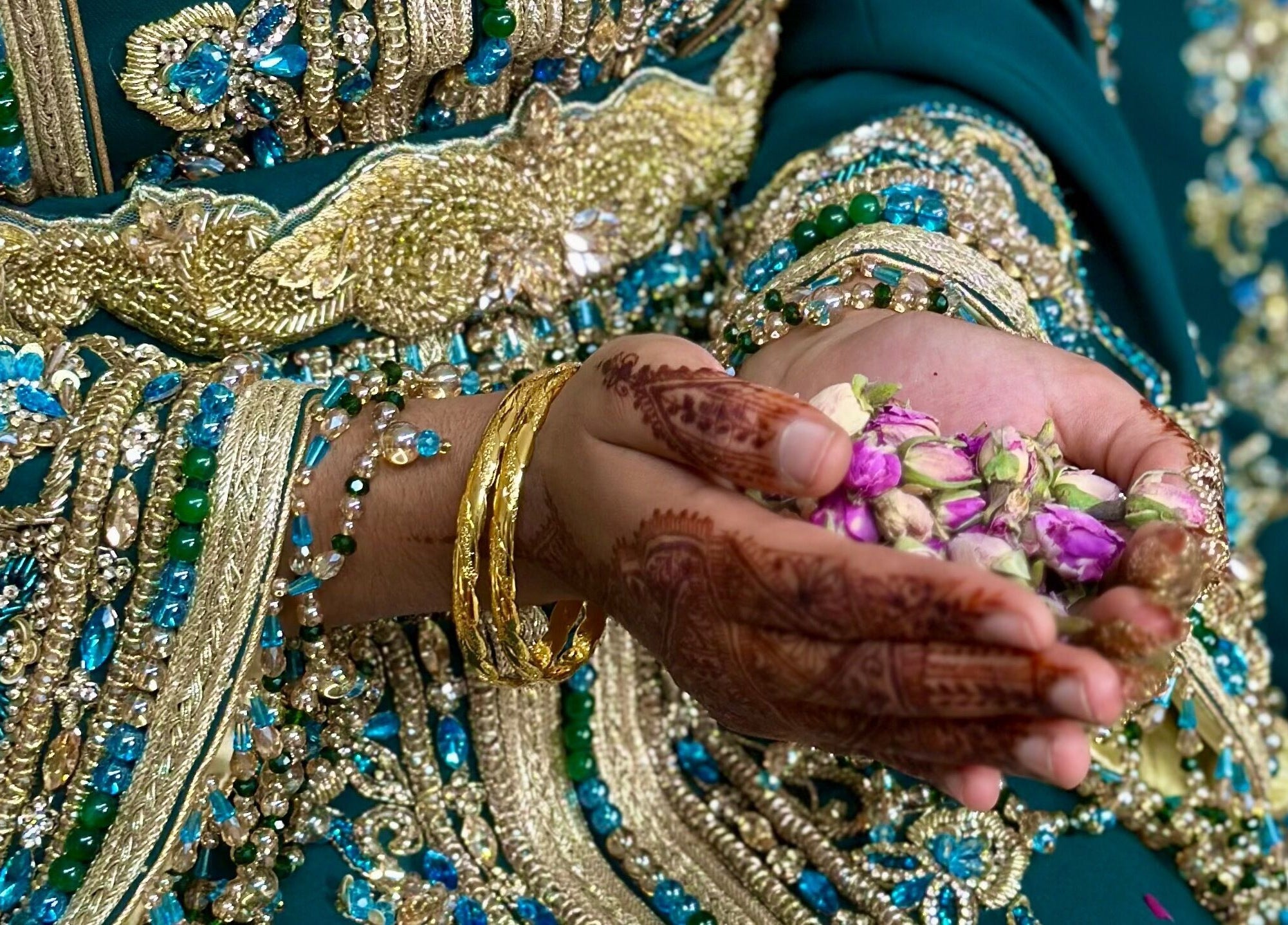 Main décorée de henné avec bijoux à HENNA LY69N, Lyon, Auvergne-rhône-alpes, FR.
