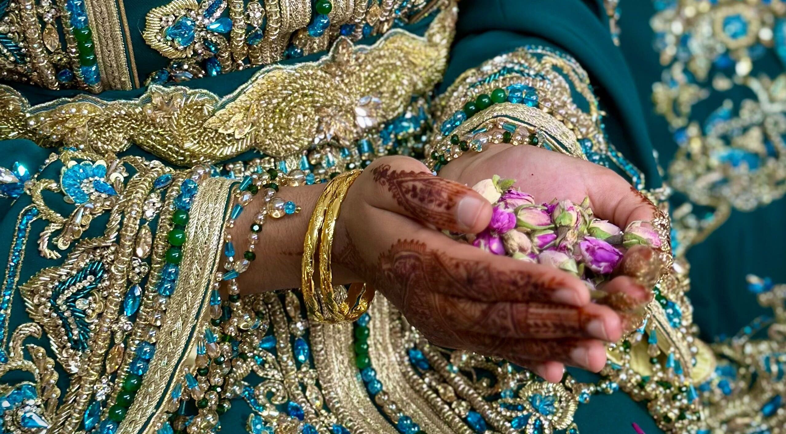 Main décorée de henné avec bijoux à HENNA LY69N, Lyon, Auvergne-rhône-alpes, FR.