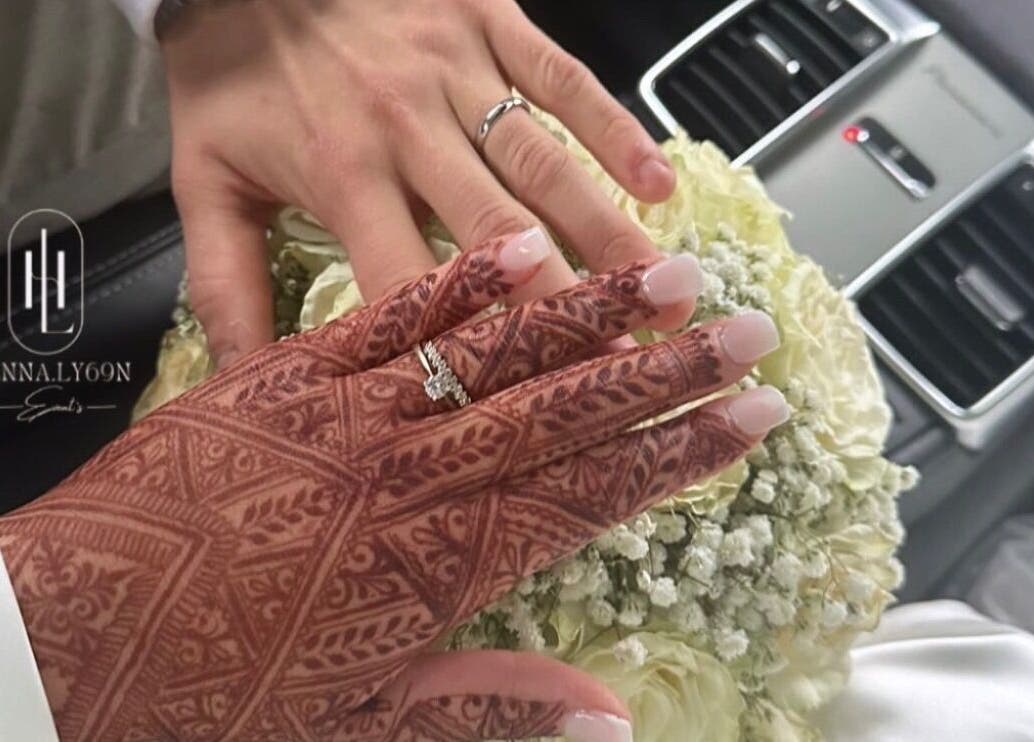 Designs de henné élégants sur mains avec bijoux à HENNA LY69N, Lyon, Auvergne-rhône-alpes, FR.