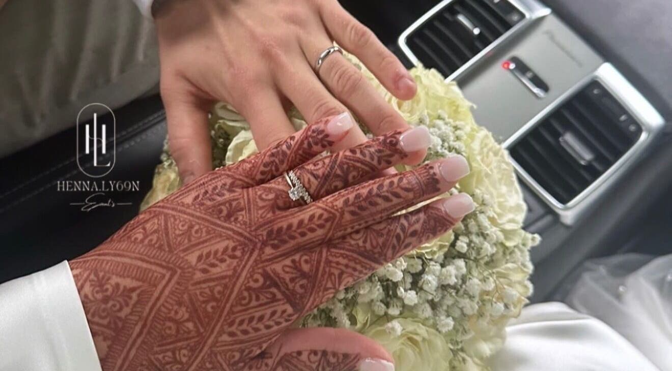 Designs de henné élégants sur mains avec bijoux à HENNA LY69N, Lyon, Auvergne-rhône-alpes, FR.