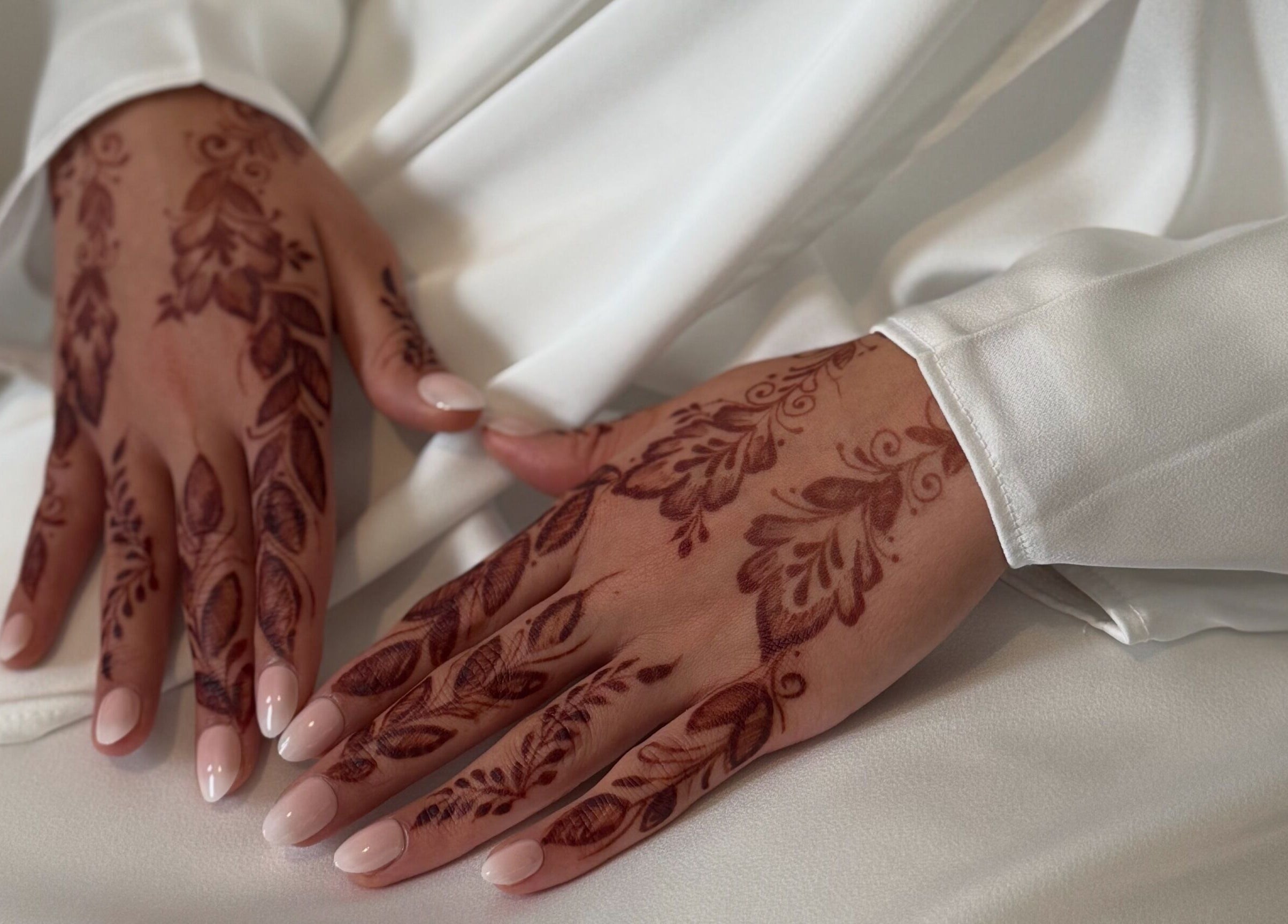 Design de henné élaboré sur mains à HENNA LY69N, Lyon, Auvergne-rhône-alpes, FR.