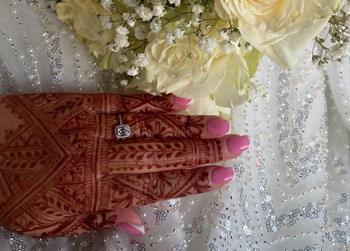 Main avec henné et fleurs chez HENNA LY69N, Lyon, Auvergne-rhône-alpes, FR.