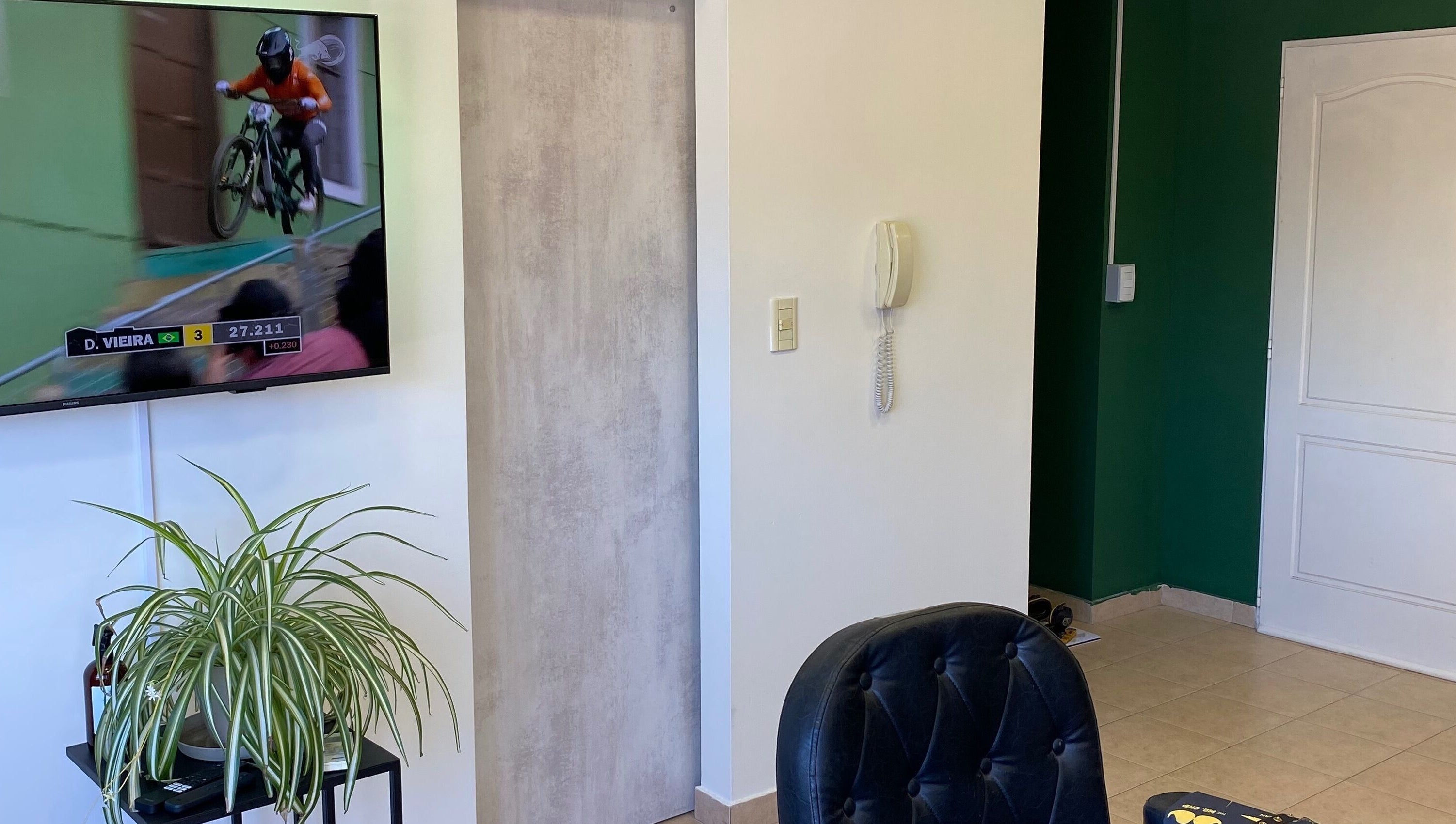 Sala moderna en ÁPICE, Neuquén, Neuquén, AR con televisor y planta decorativa.