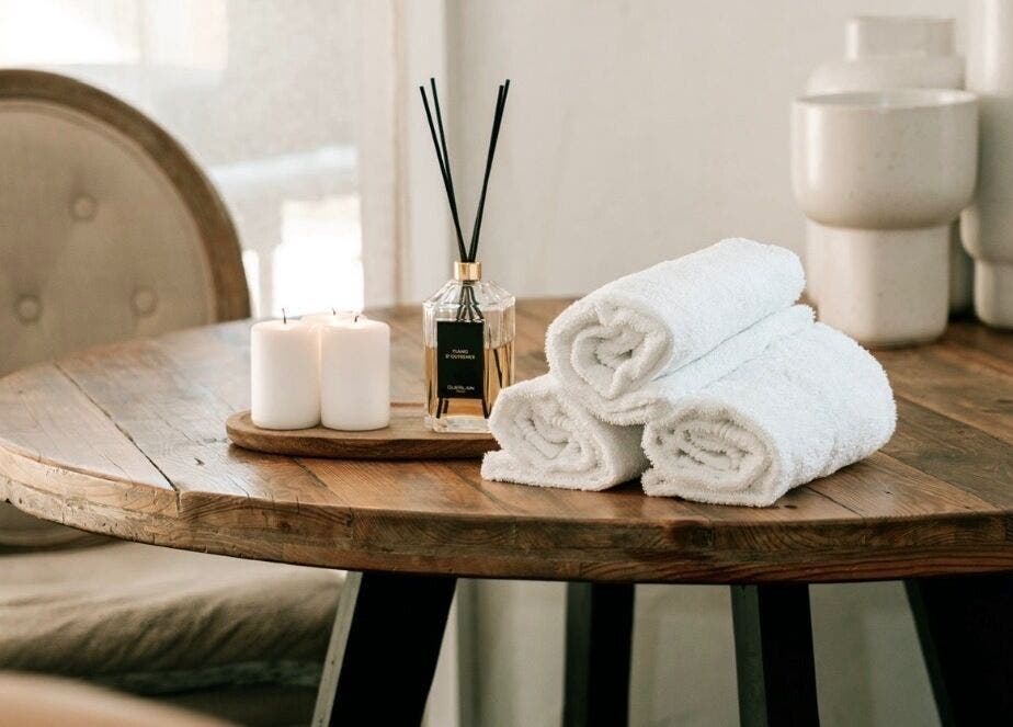 Table de massage chez YJY MASSAGE à Villeneuve Loubet, FR avec serviettes, bougies et diffuseur.