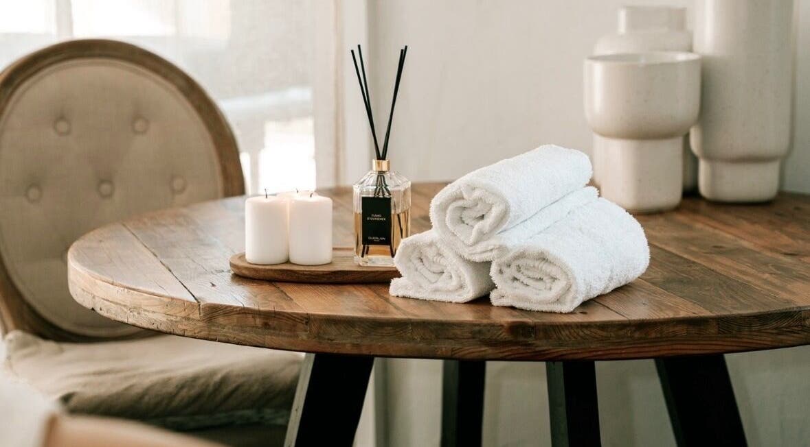 Table de massage chez YJY MASSAGE à Villeneuve Loubet, FR avec serviettes, bougies et diffuseur.