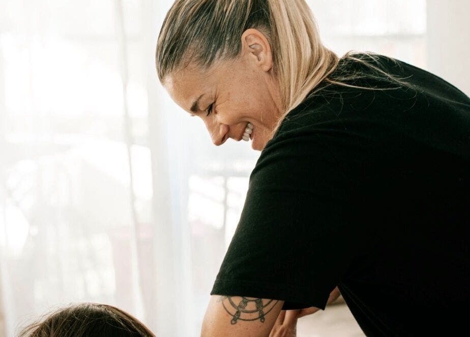 Thérapeute souriant avec un client à YJY MASSAGE, Villeneuve Loubet, FR