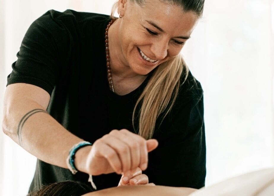 Praticien heureux offrant un massage relaxant chez YJY MASSAGE, Villeneuve Loubet, FR.