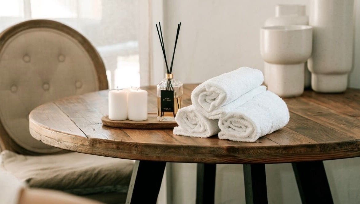 Table en bois avec serviettes et diffuseur chez YJY MASSAGE, Villeneuve-loubet, Provence-alpes-côte D'azur, FR.