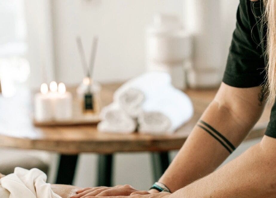 Massage relaxant à YJY MASSAGE, Villeneuve-loubet, Provence-Alpes-Côte d'Azur, FR avec bougies et serviettes.