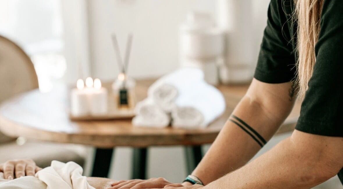 Massage relaxant à YJY MASSAGE, Villeneuve-loubet, Provence-Alpes-Côte d'Azur, FR avec bougies et serviettes.