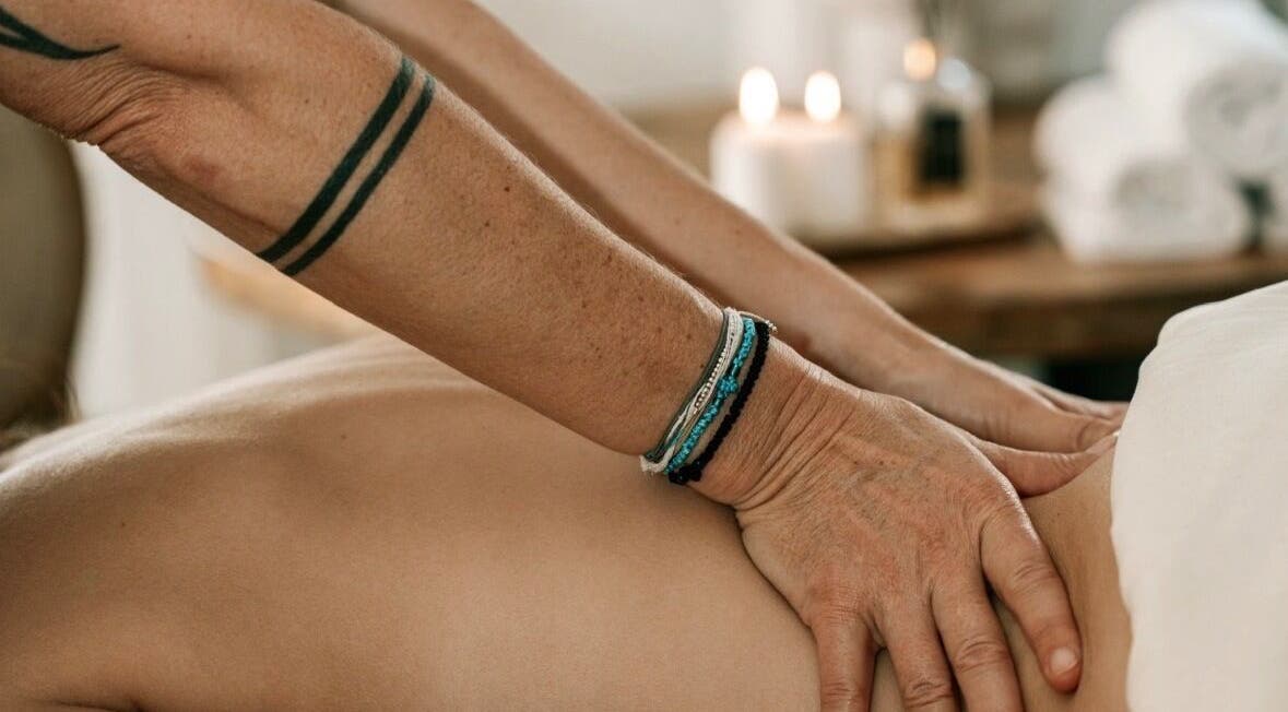 Massage relaxant au YJY MASSAGE, Villeneuve-loubet, Provence-alpes-côte D'azur, FR, avec ambiance bougies.