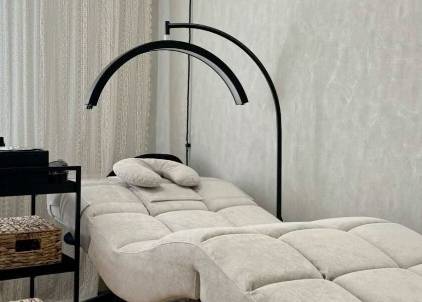 Роскошная спа-услуга в OxiLashMagic, Hlavní Město Praha, CZ с комфортной кроватью.