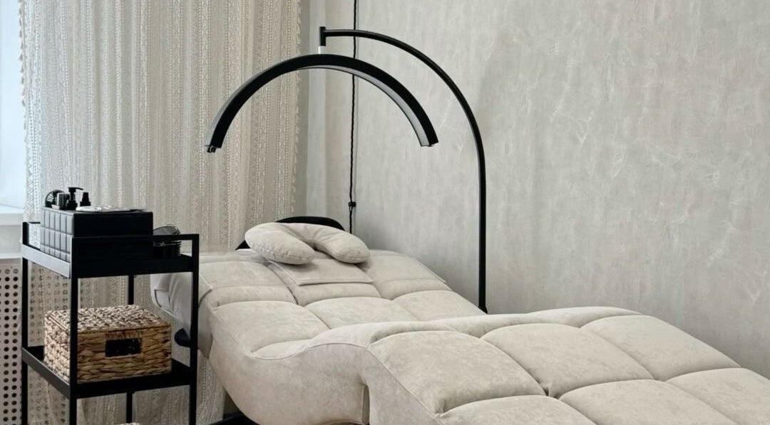 Стильный массажный стол в OxiLashMagic, Hlavní Město Praha, Hlavní Město Praha, CZ.