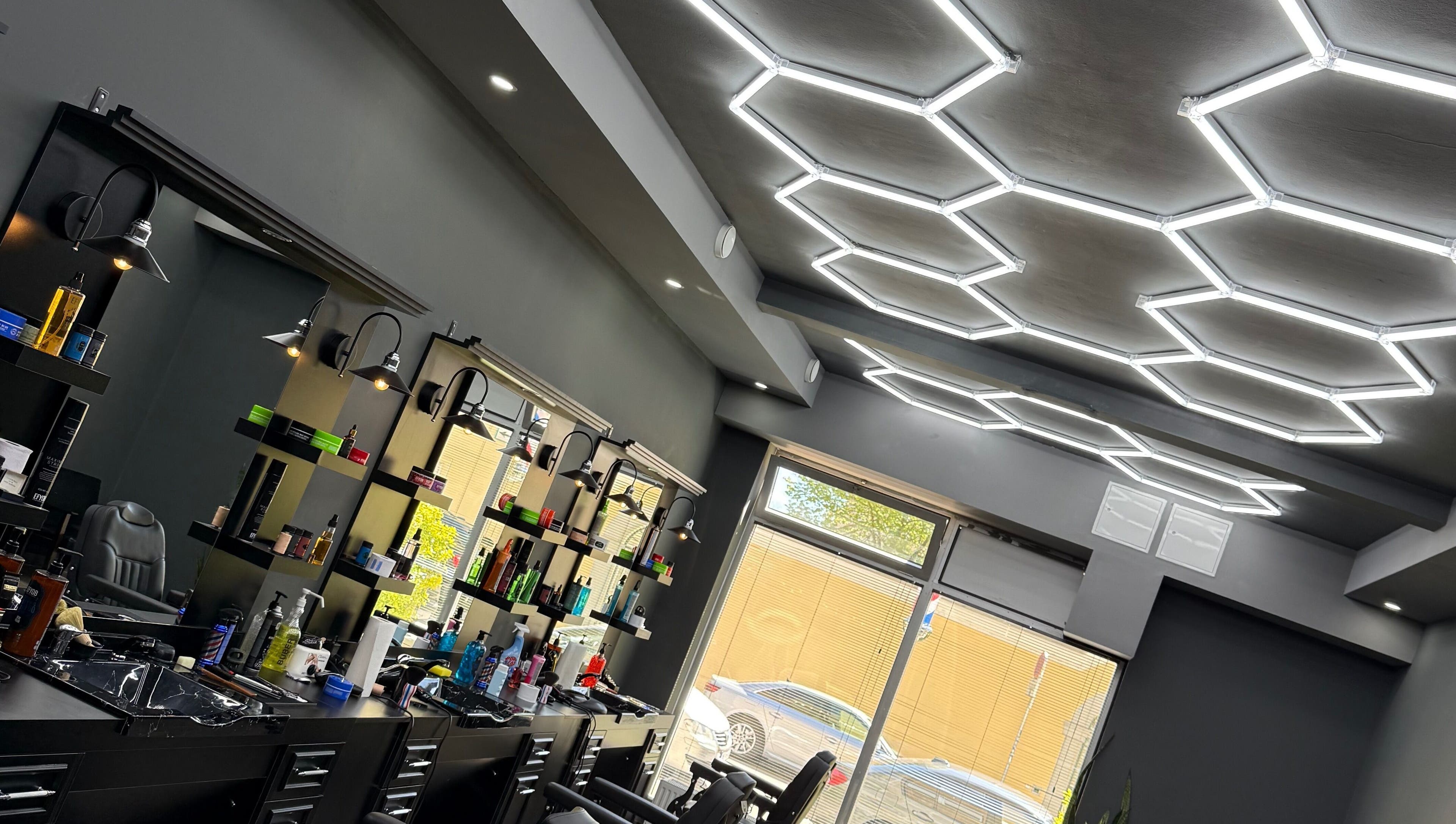 Modernes Interieur bei BG Hairstyle in Wels, Oberösterreich, AT mit stilvoller Beleuchtung und Friseurprodukten.