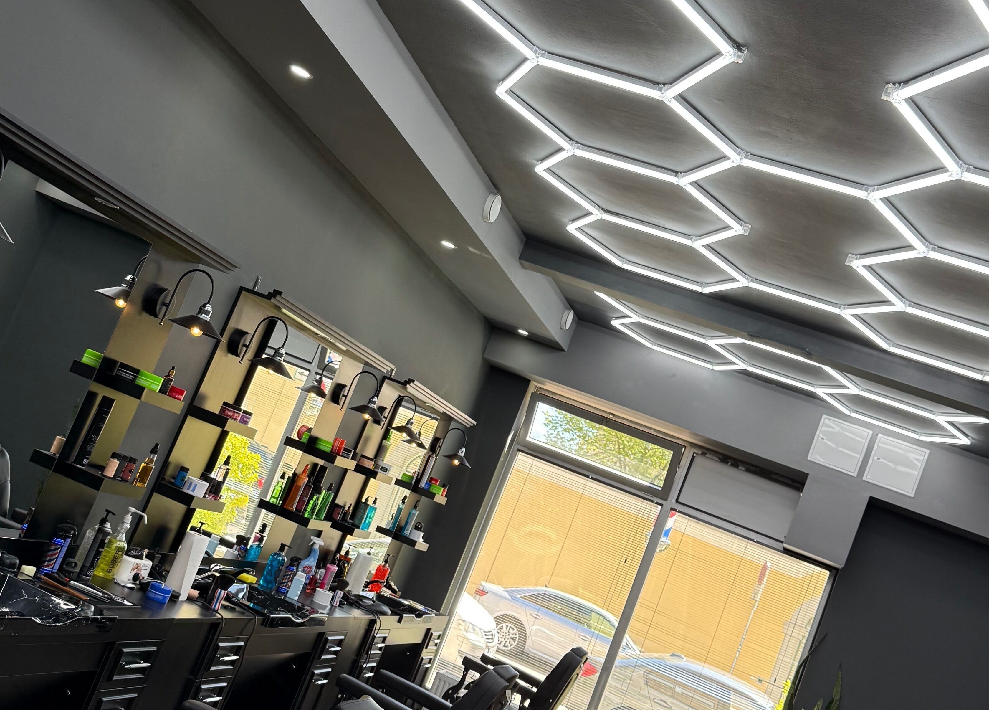 Modernes Interieur bei BG Hairstyle in Wels, Oberösterreich, AT mit stilvoller Beleuchtung und Friseurprodukten.