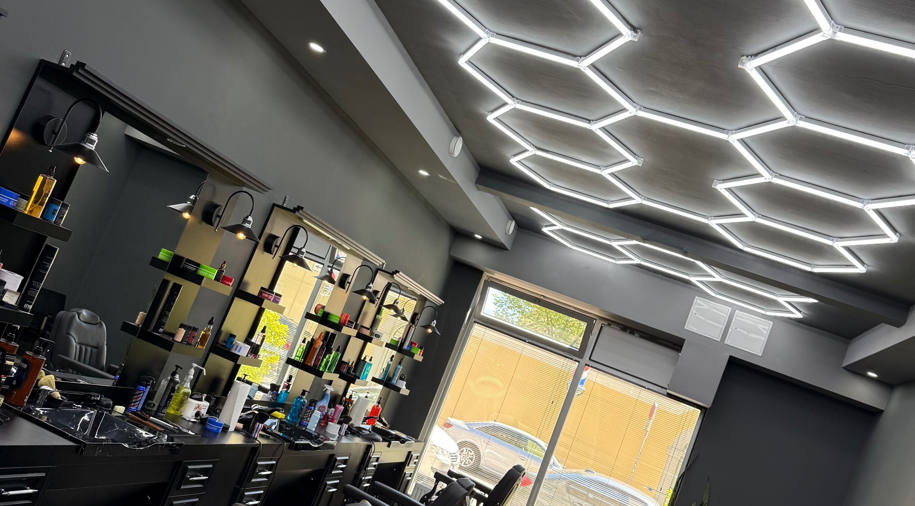 Modernes Interieur bei BG Hairstyle in Wels, Oberösterreich, AT mit stilvoller Beleuchtung und Friseurprodukten.