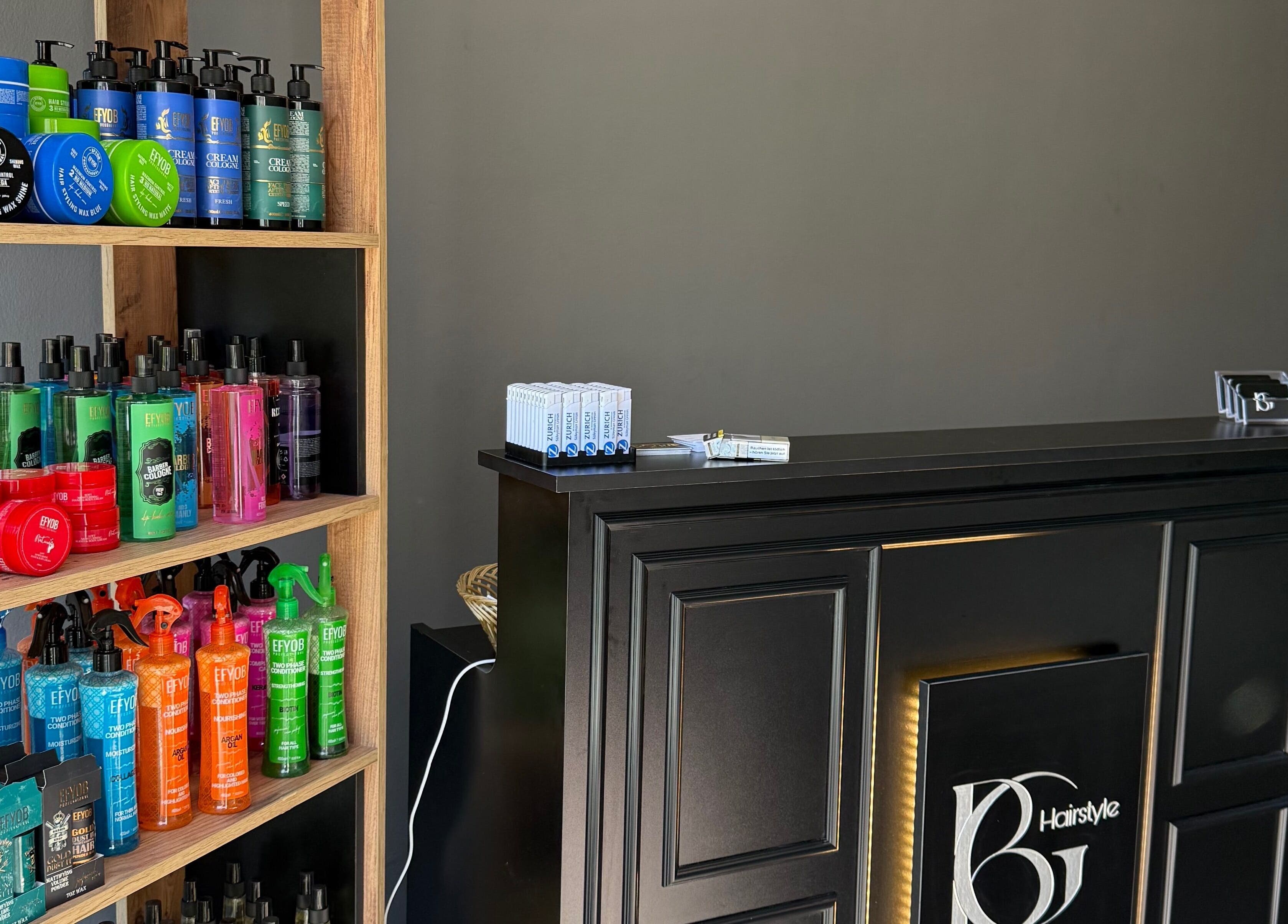 Empfangsbereich von BG Hairstyle mit stilvollen Produkten in Wels, Oberösterreich, AT.