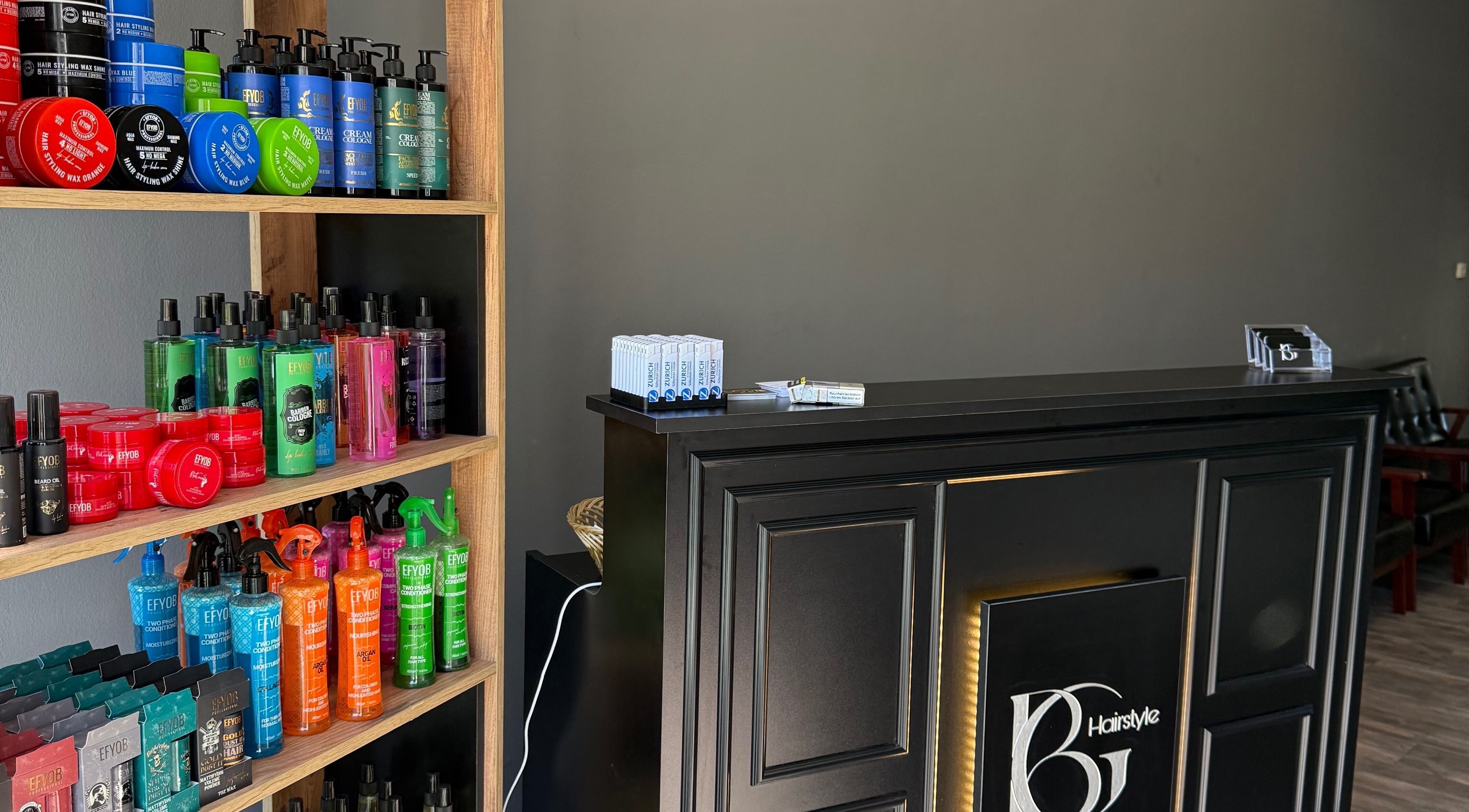 Empfangsbereich von BG Hairstyle mit stilvollen Produkten in Wels, Oberösterreich, AT.