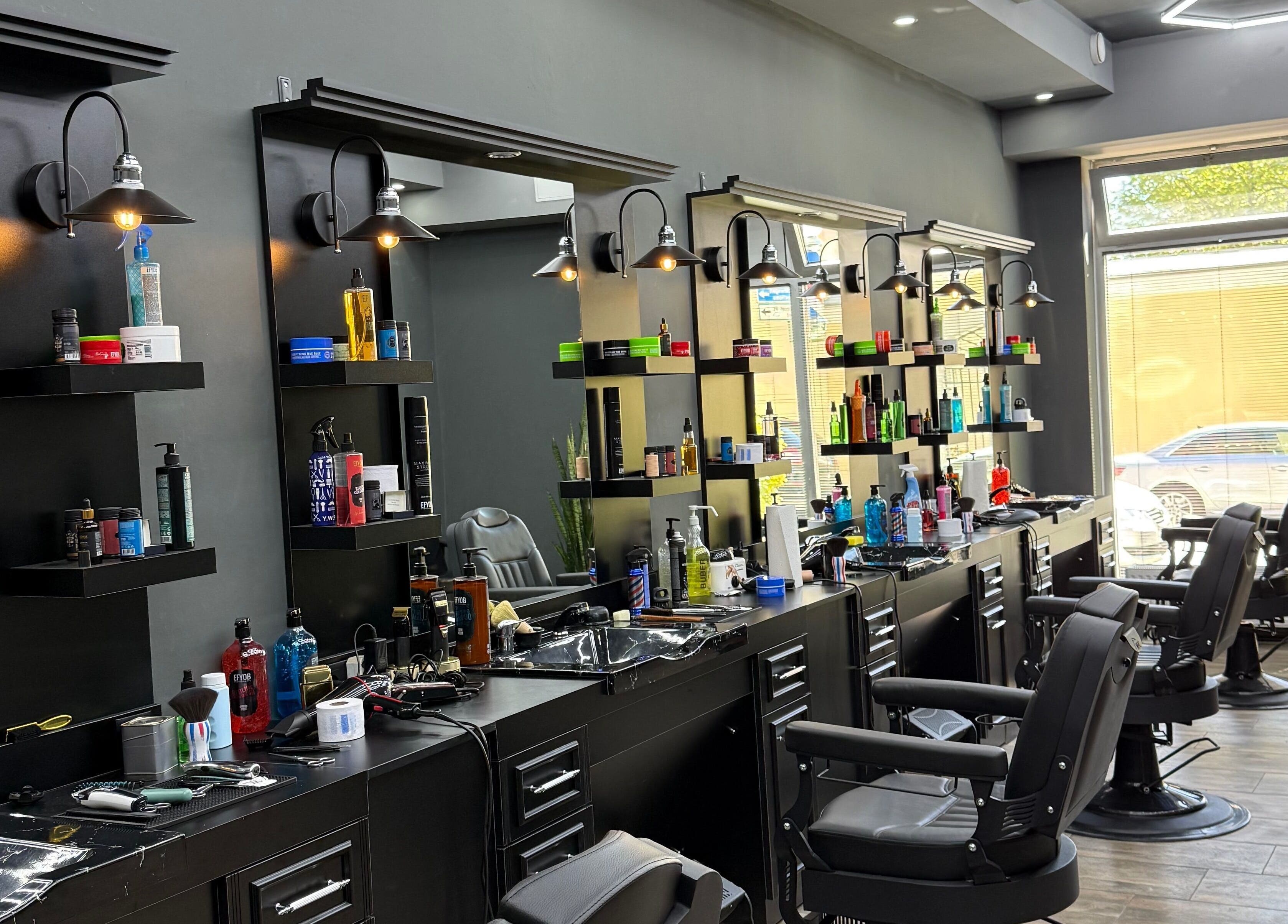 Innenansicht von BG Hairstyle in Wels, Oberösterreich, AT. Stilvolle Friseurstationen mit Pflegeprodukten.