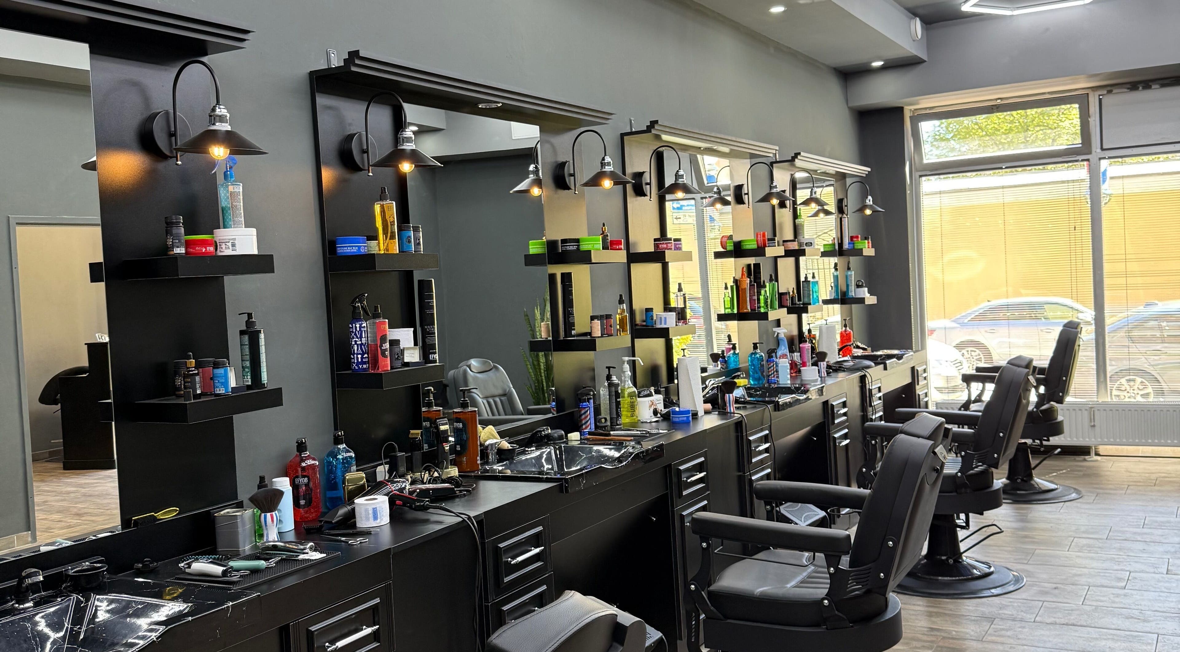 Innenansicht von BG Hairstyle in Wels, Oberösterreich, AT. Stilvolle Friseurstationen mit Pflegeprodukten.