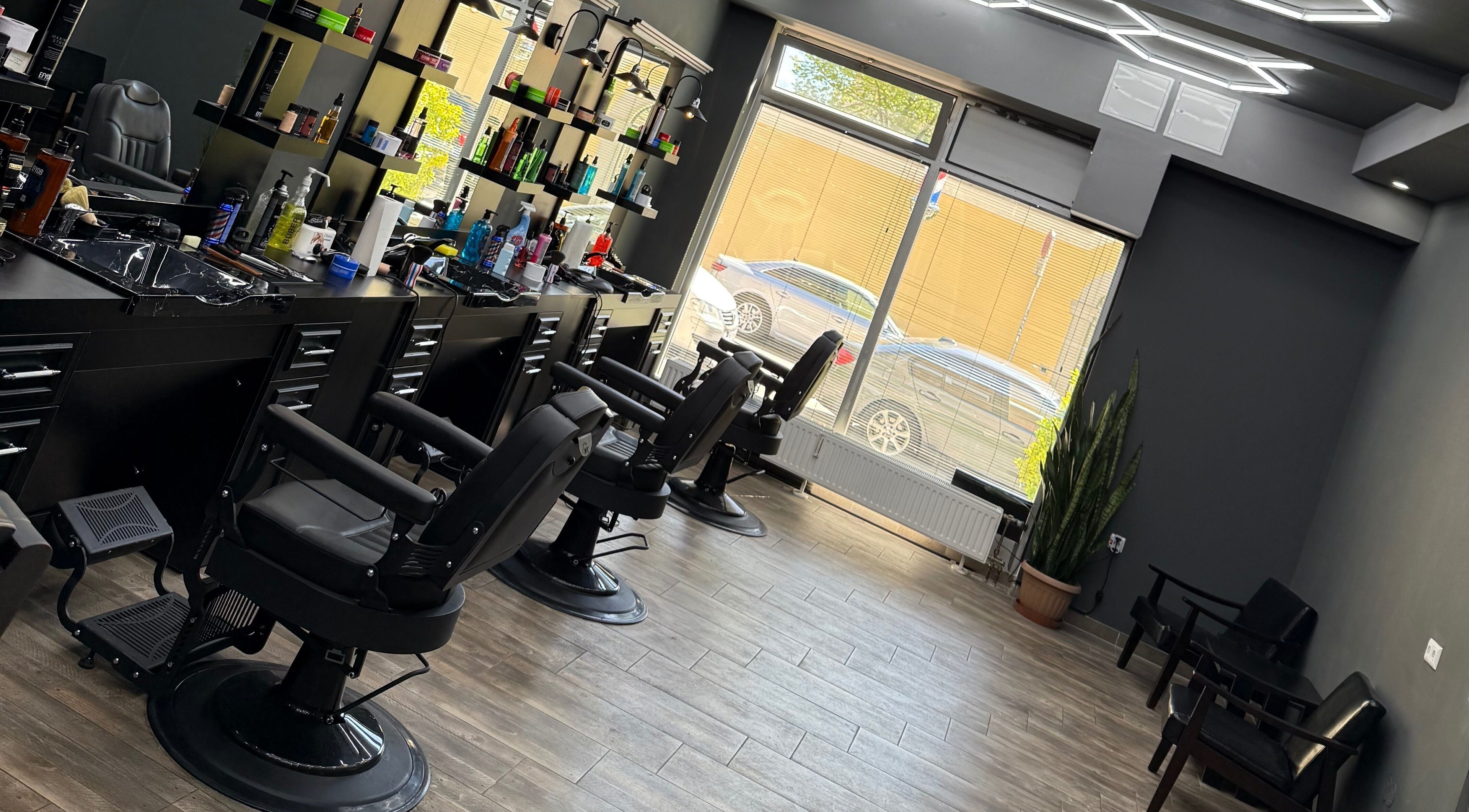 Modernes Interieur von BG Hairstyle in Wels, Oberösterreich, AT mit eleganten Friseurstühlen und heller Einrichtung.