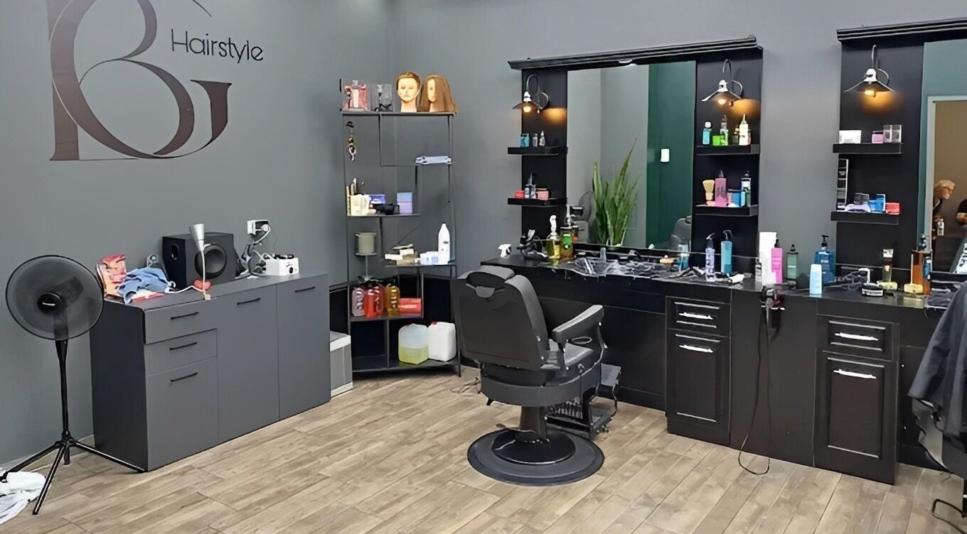 Moderner Friseurstuhl und Schränke im BG Hairstyle, Wels, Oberösterreich, AT.