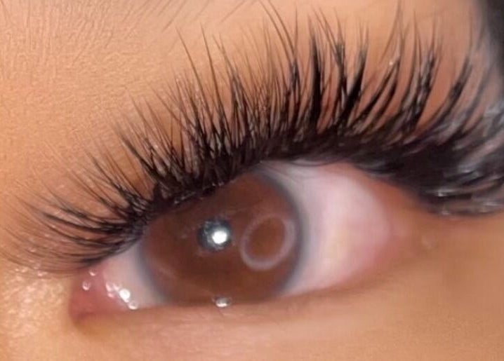 Closeup of voluminous lashes at Prettyynlashesss, Torrance, California, US offering premium beauty services.