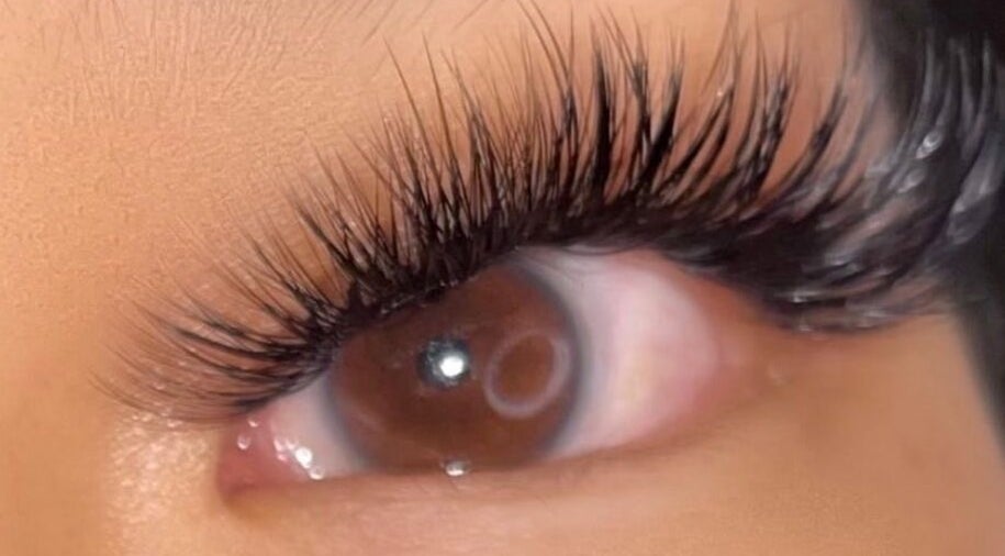 Closeup of voluminous lashes at Prettyynlashesss, Torrance, California, US offering premium beauty services.
