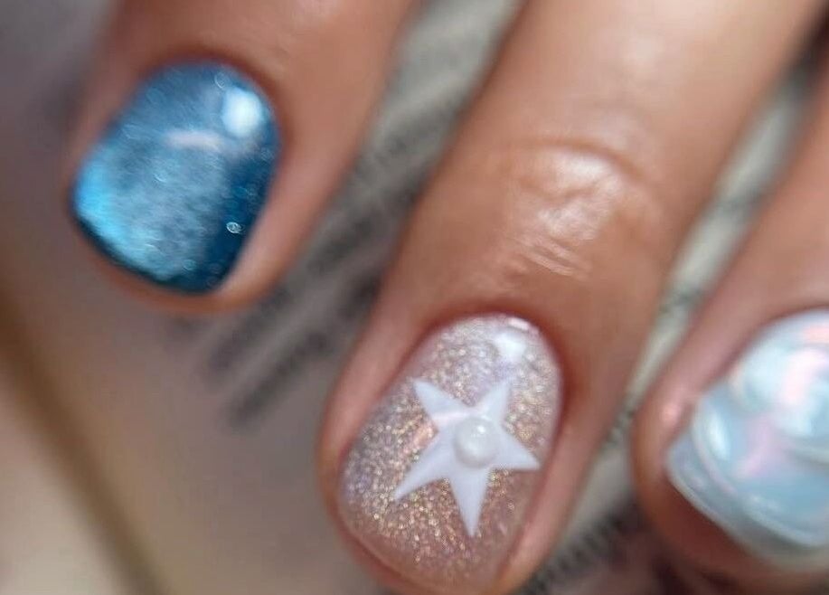 Diseño de uñas con estrella en Andrea Barajas, Santa Ana Amatlán, Michoacán, MX.