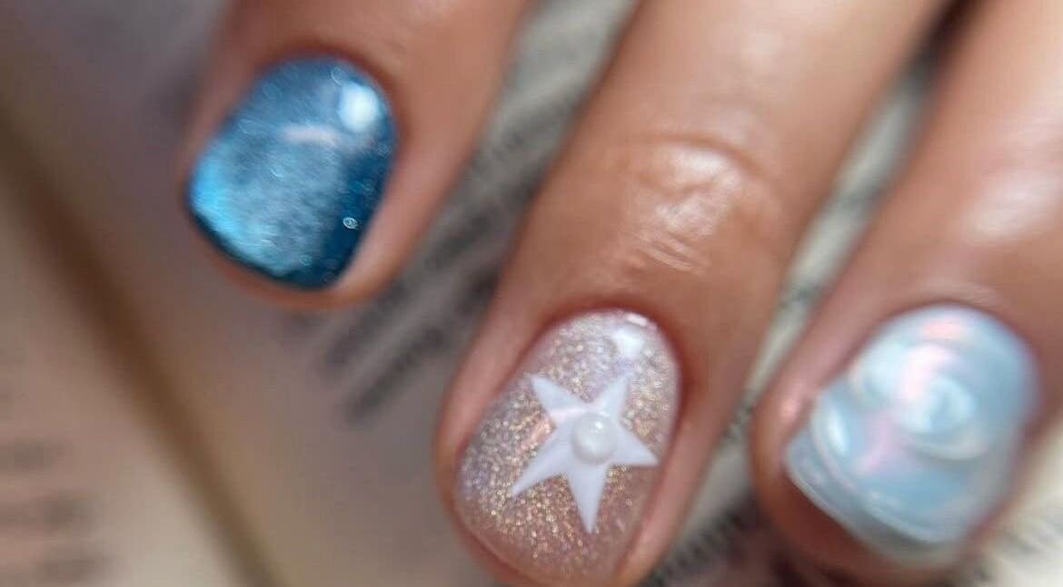 Diseño de uñas con estrella en Andrea Barajas, Santa Ana Amatlán, Michoacán, MX.