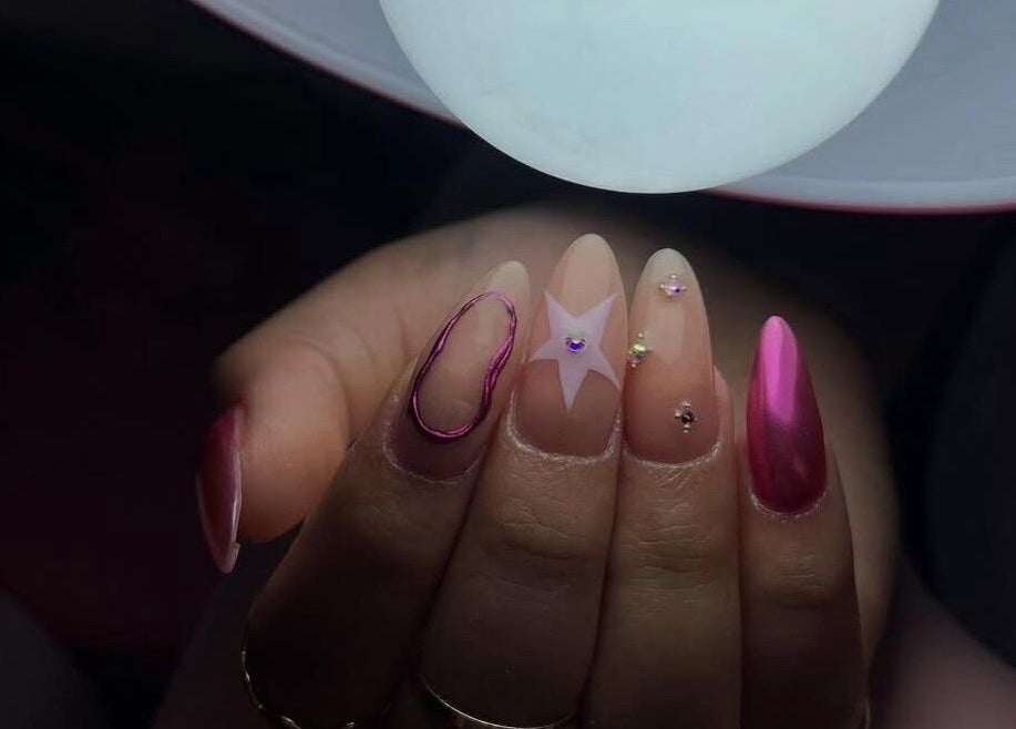 Diseño de uñas artísticas en Andrea Barajas, Santa Ana Amatlán, Michoacán, MX con decoración estelar.