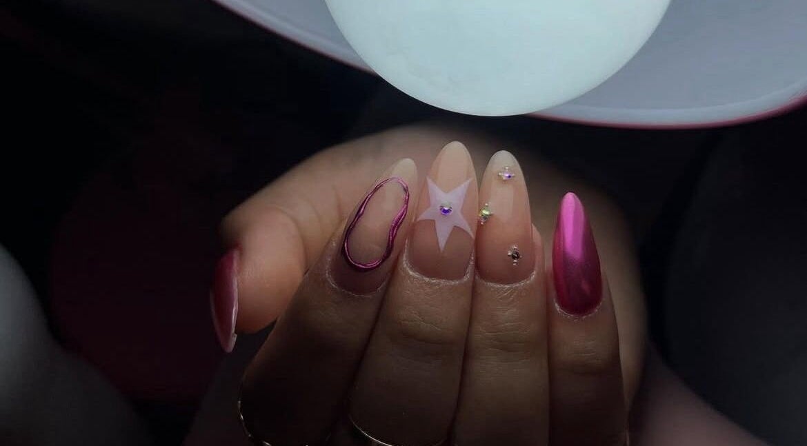 Diseño de uñas artísticas en Andrea Barajas, Santa Ana Amatlán, Michoacán, MX con decoración estelar.