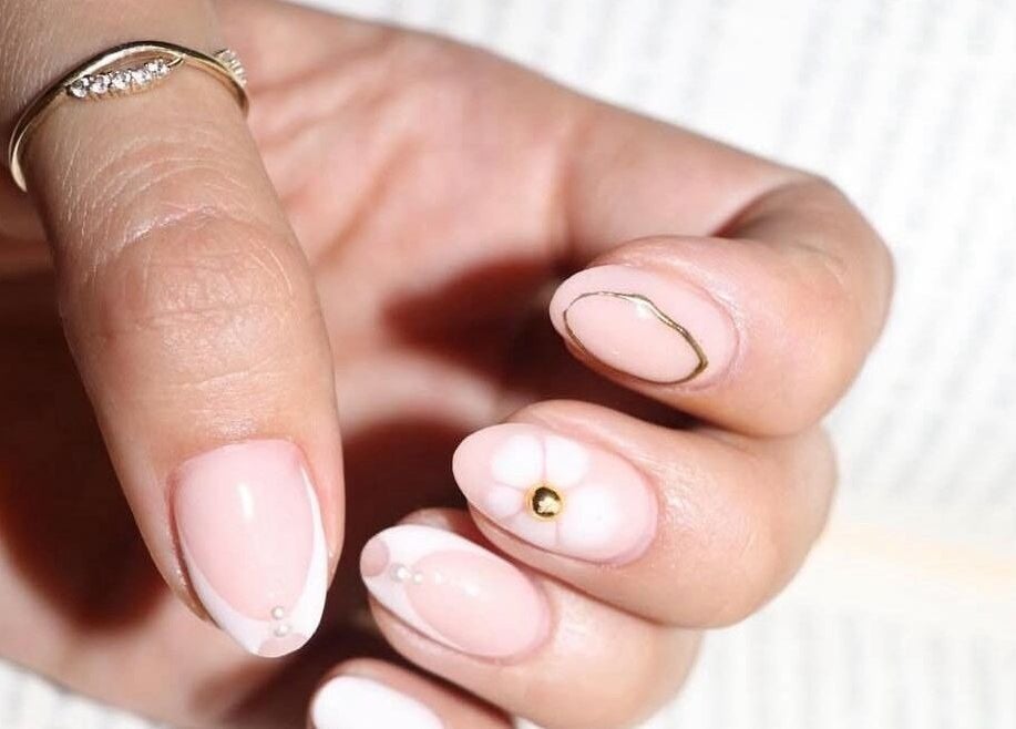 Uñas artísticas de Andrea Barajas en Santa Ana Amatlán, Michoacán, MX, con diseño minimalista.