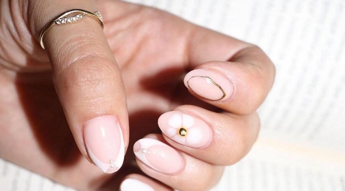 Uñas artísticas de Andrea Barajas en Santa Ana Amatlán, Michoacán, MX, con diseño minimalista.