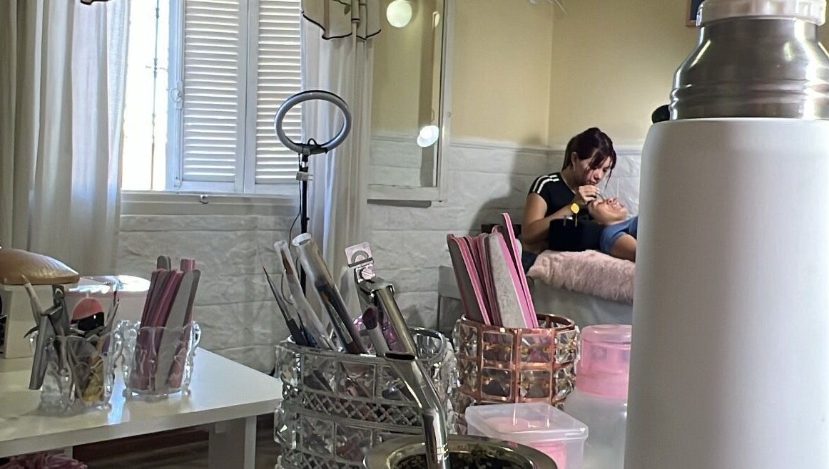 Interior de Nails by Guada en Villa Vatteone, Provincia De Buenos Aires, AR, mostrando herramientas de manicura.